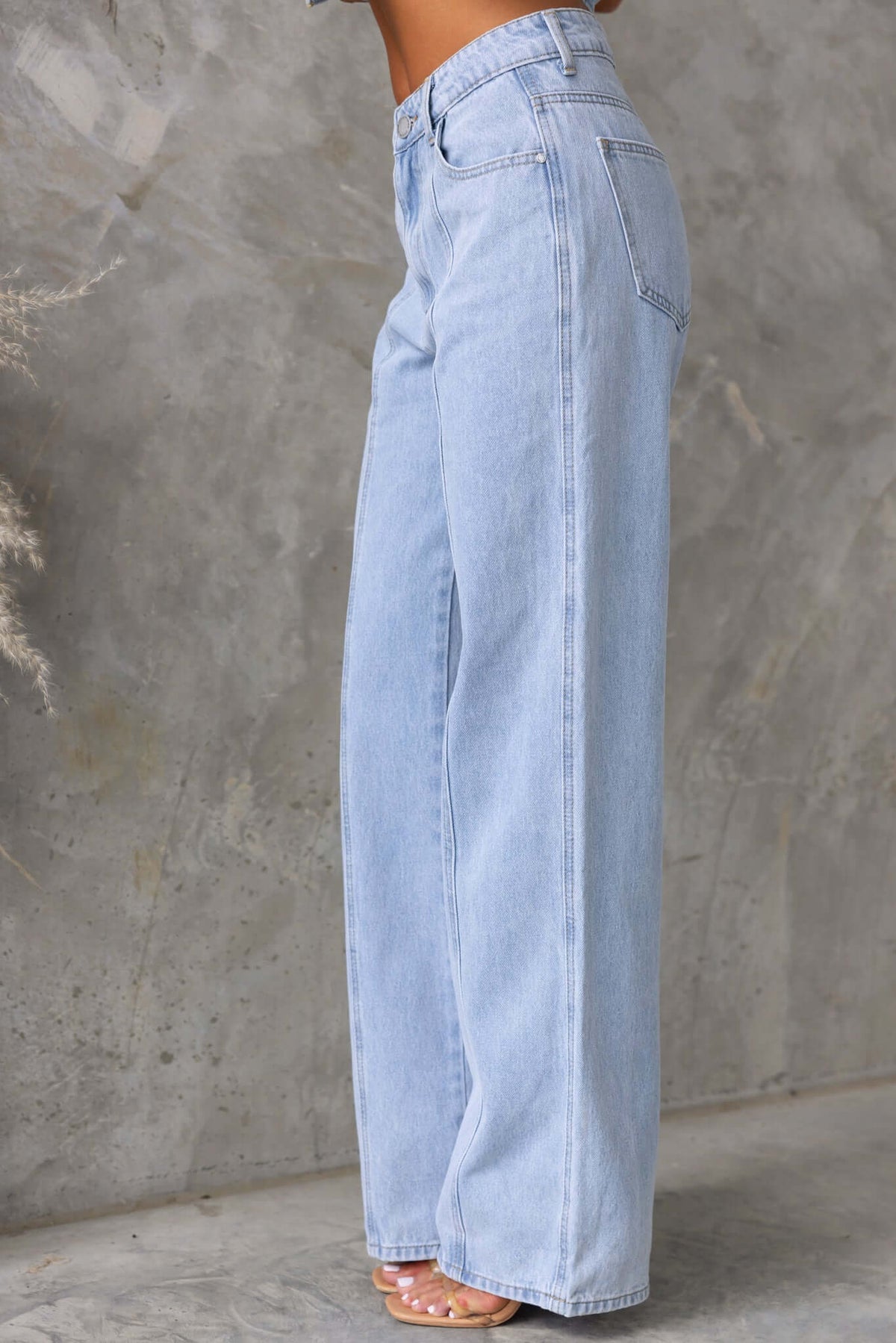 Billie Jeans in light blue, featuring a mid-high waist fit and wide legs, ideal for a casual yet stylish look.