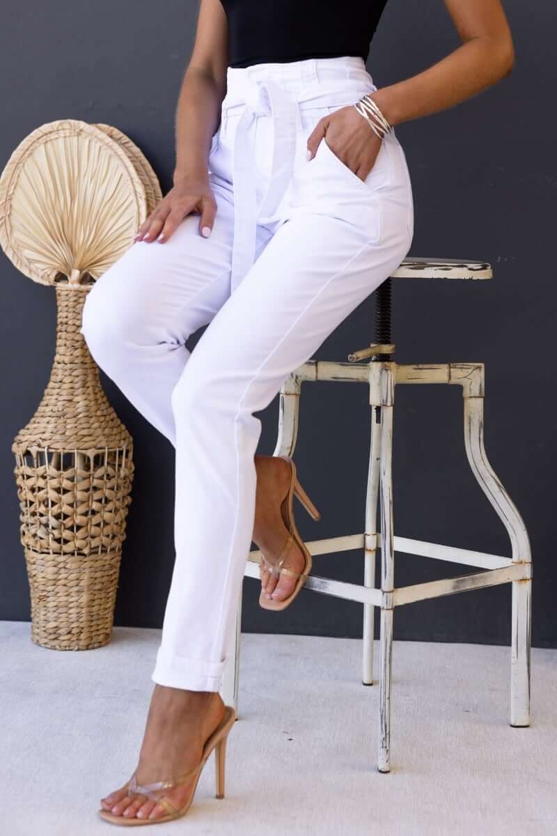 New Hope Paper Bag Jeans in white, high waist with removable belt, styled for summer, ideal for casual outfits.