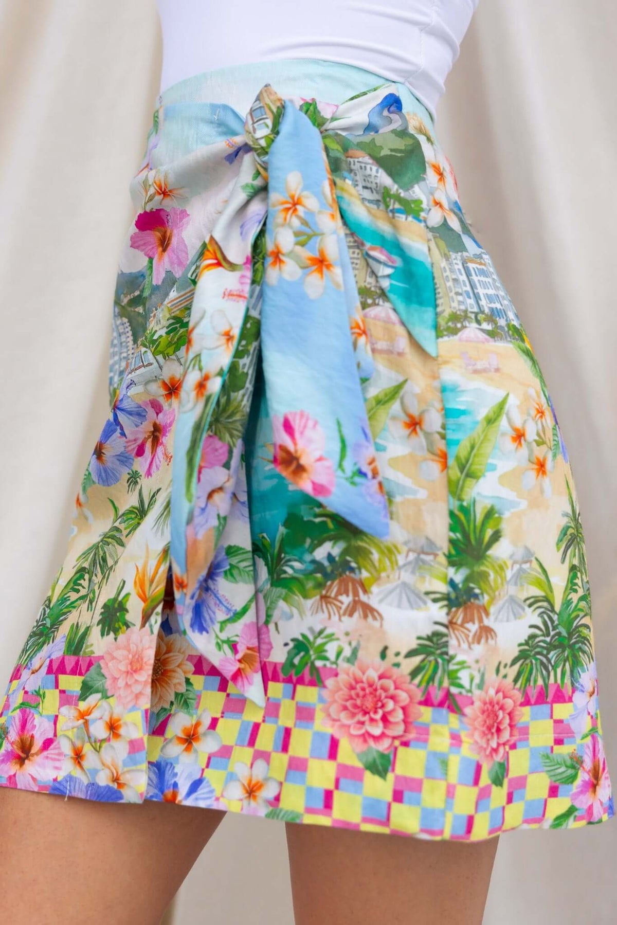 Colorful Hanni skirt with wrap-look tie, featuring tropical floral patterns, mid-high waist, and lined design.