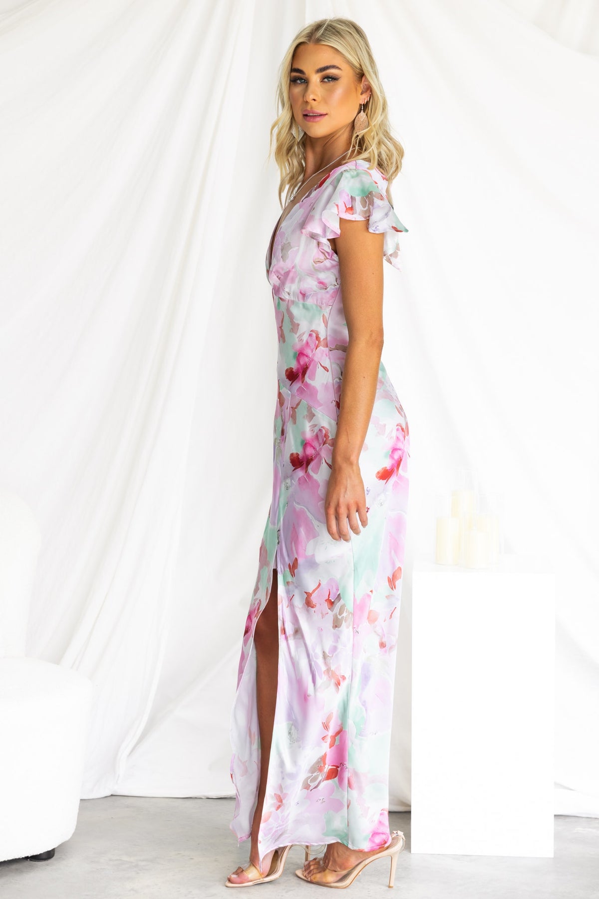 Elegant floral maxi dress with V-neckline and front split, featuring a satin finish and side invisible zip.