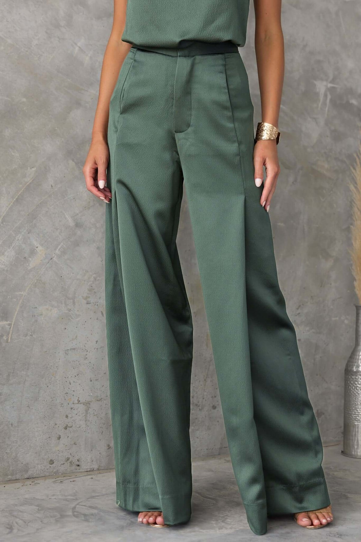 Hampton Style Pants in green with mid-high waist, wide legs, and pockets for a stylish, comfortable fit.