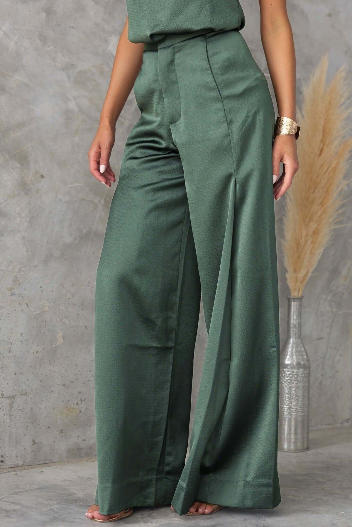 Hampton Style Pants in green, featuring a mid-high waist, wide legs, and pockets for a chic, comfortable look.