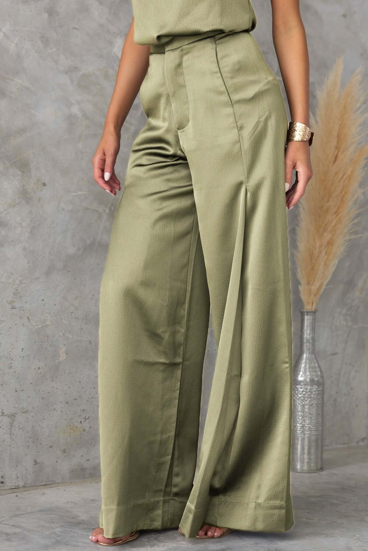 Hampton Style Pants in olive green, featuring a mid-high waist, wide legs, and pockets, perfect for chic dressy looks.