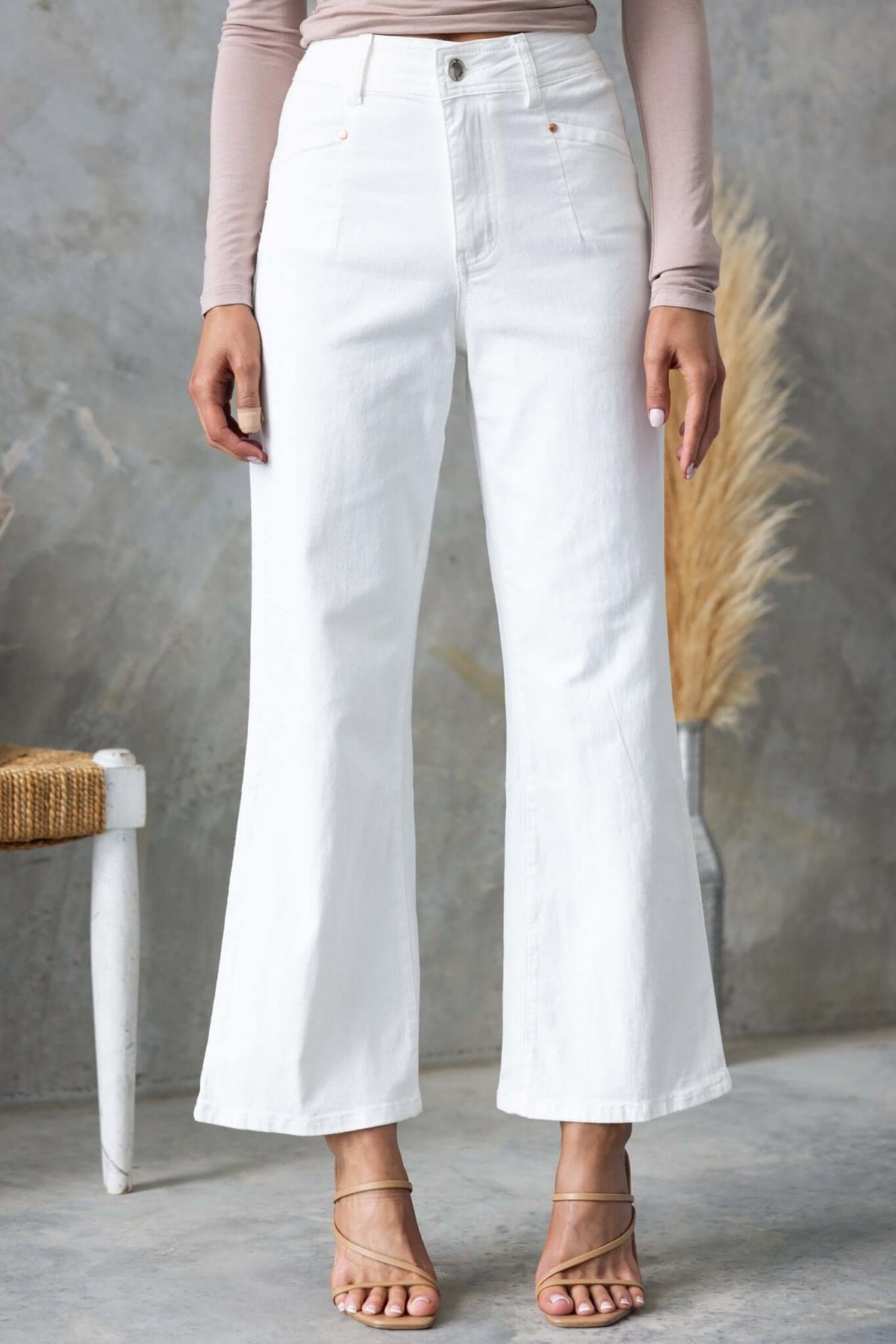 Stylish Blanca Jeans in white with wide legs and mid-high waist fit, paired with a fitted top.