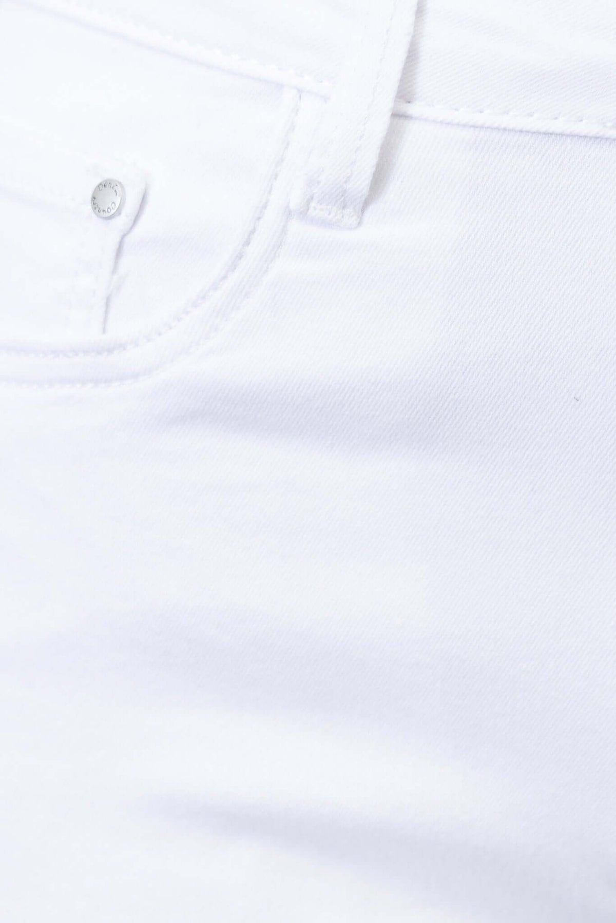 Close-up of the white Narni Jeans, showcasing the mid-high waist fit and front pocket details.