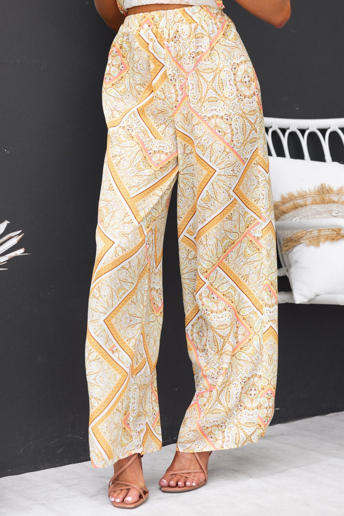 Vivid abstract print pants with elastic waistband, light material, and a relaxed fit, perfect for casual wear.