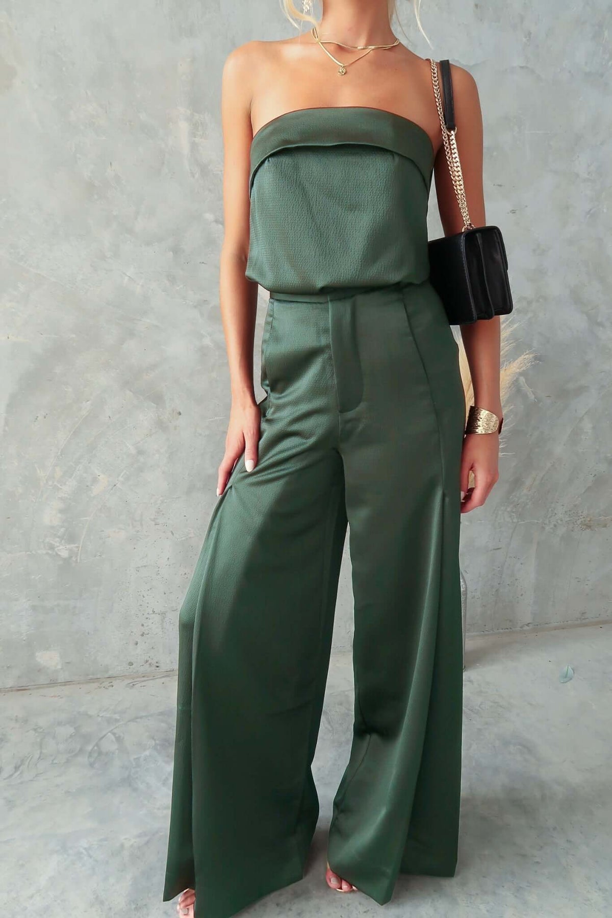 Hampton Style Pants in green, featuring a mid-high waist, wide legs, and pockets for a chic, elegant look.