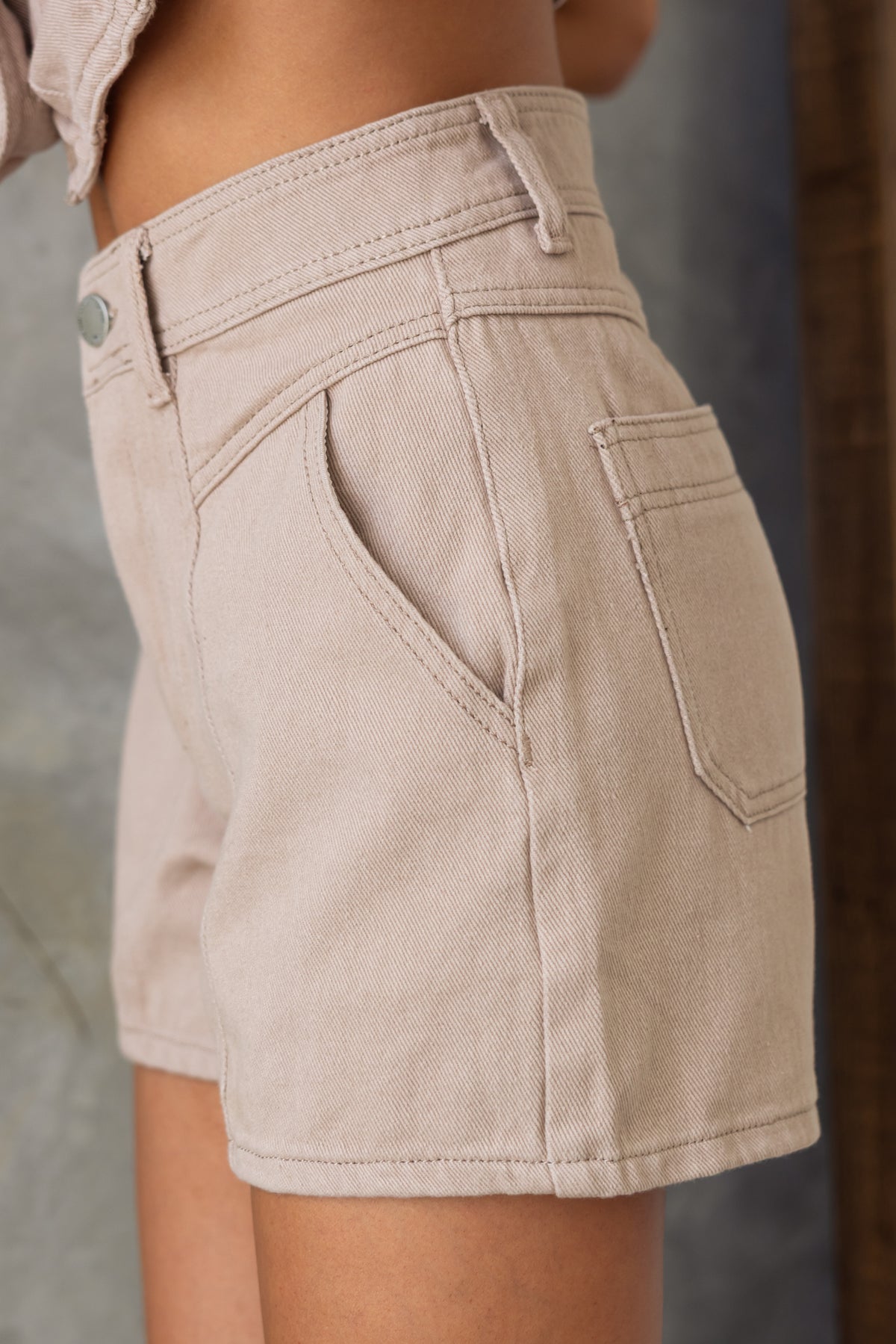 Tampa Denim Shorts featuring a mid-high waist fit with pockets and a stylish light color, perfect for summer outfits.