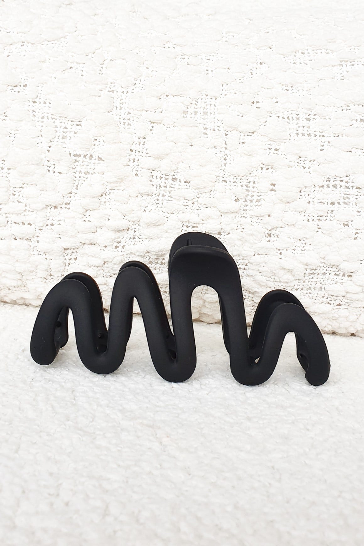 Doris Claw Clip in matte black, 13cm length, perfect for stylish hair styling and secure hold.