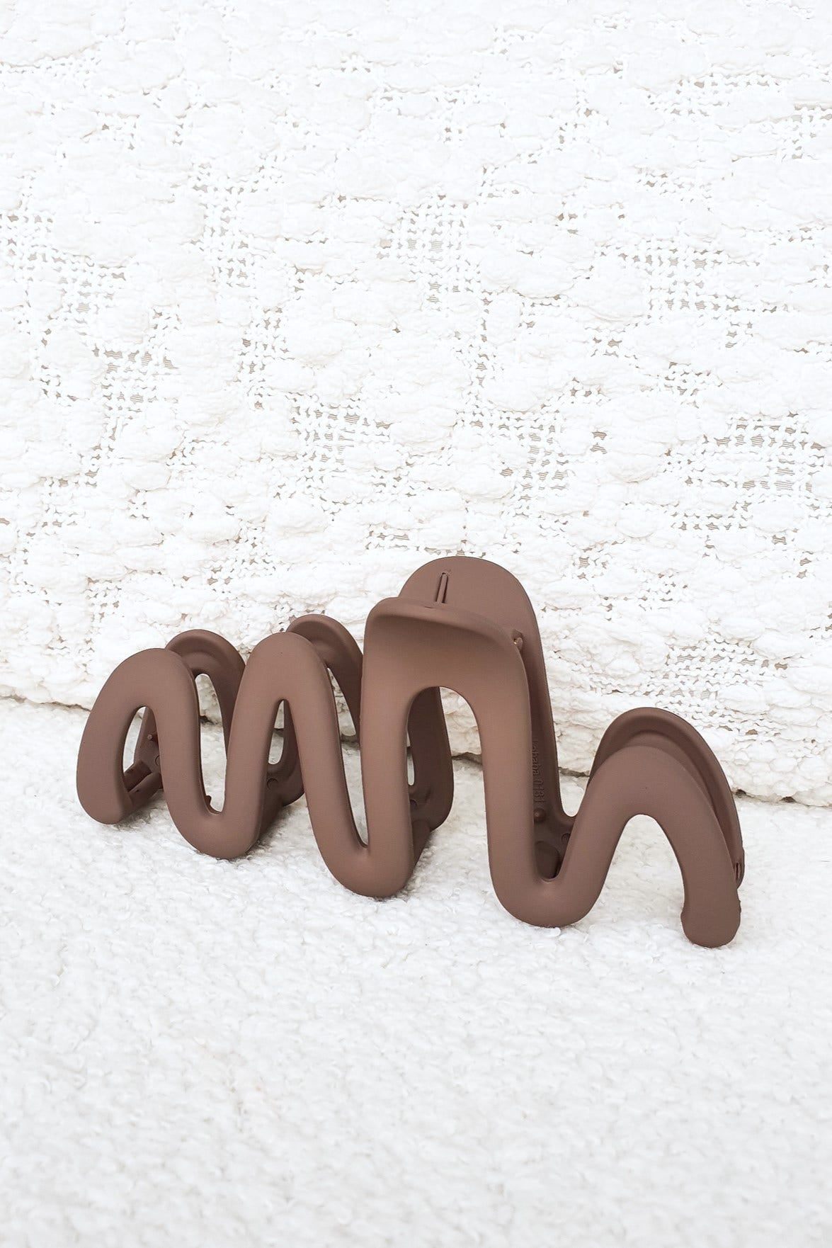 Doris Claw Clip in matte finish, 13cm length, perfect for securing hair with a stylish wave design.