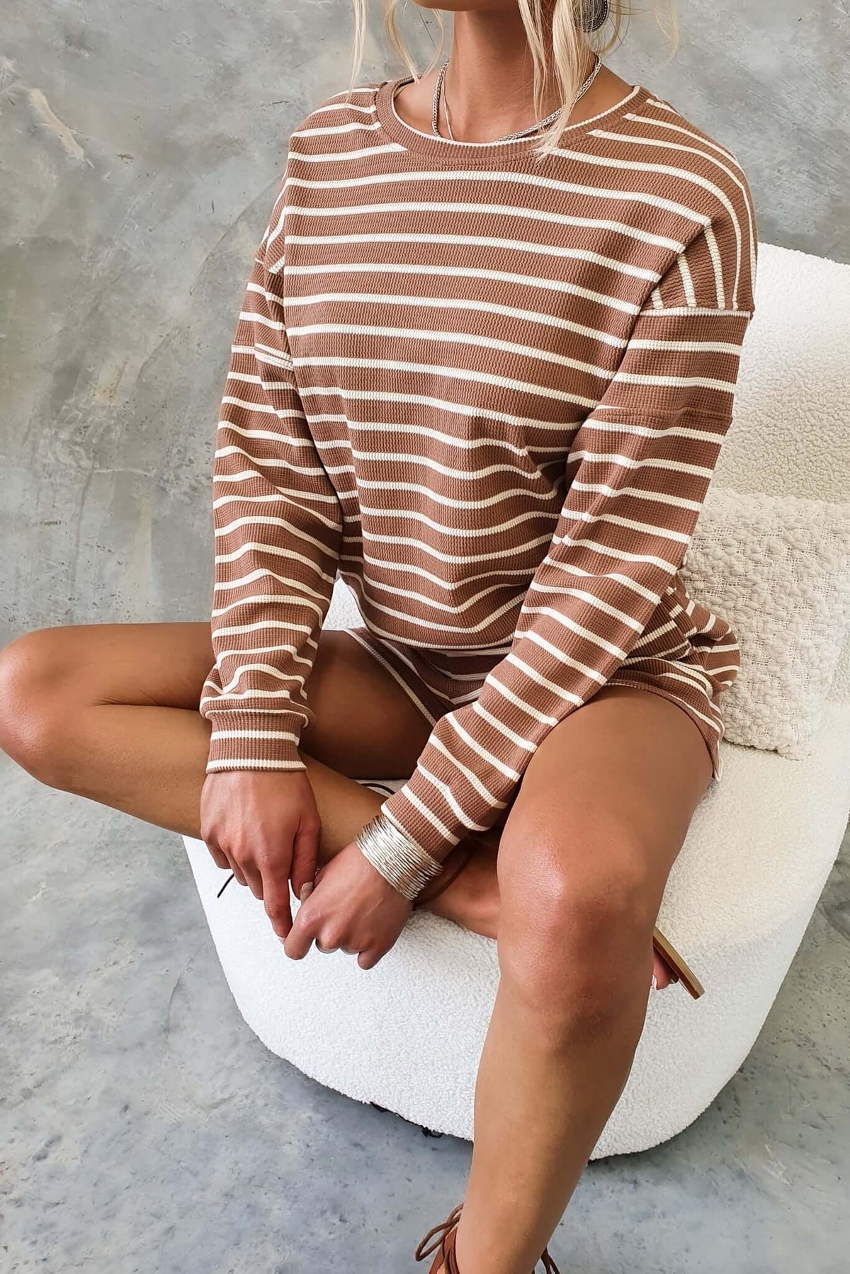 East Coast Jumper in brown and white stripes, featuring a round neckline and relaxed fit, made of soft cotton.