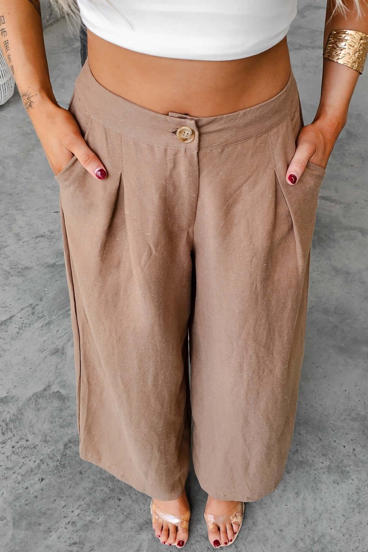 Stylish mid-high waist Carters pants in linen blend, featuring front pockets and a relaxed fit, perfect for summer wear.