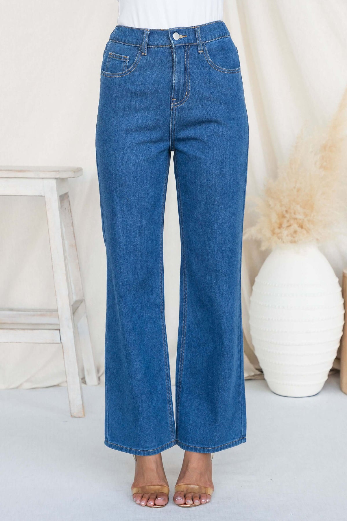 Roman Jeans in high waist fit with wide legs and classic denim style, featuring pockets and zip closure.