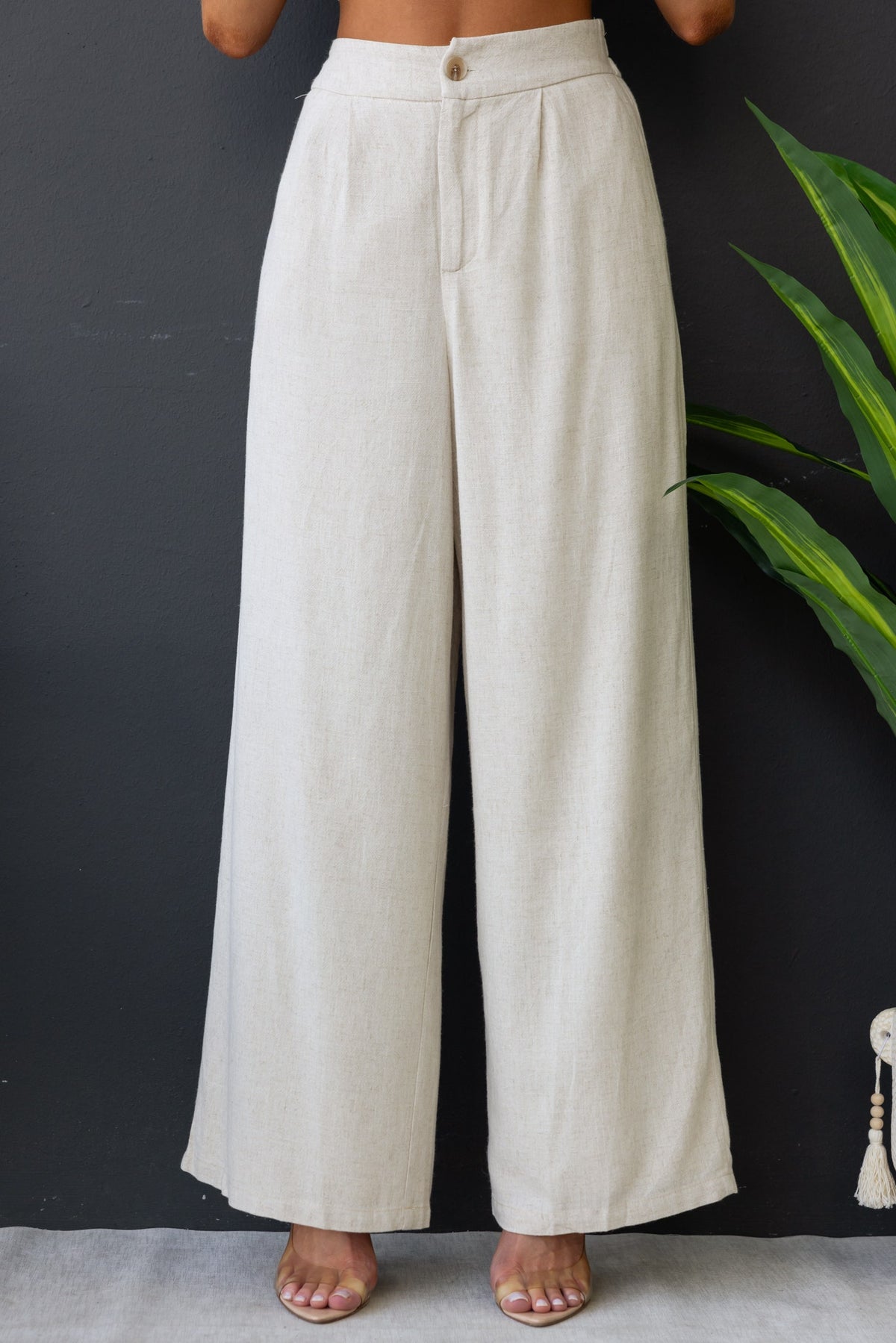 Bexley Pants in light beige; mid-high waist, elastic back, linen feel with pockets, standard fit for casual style.