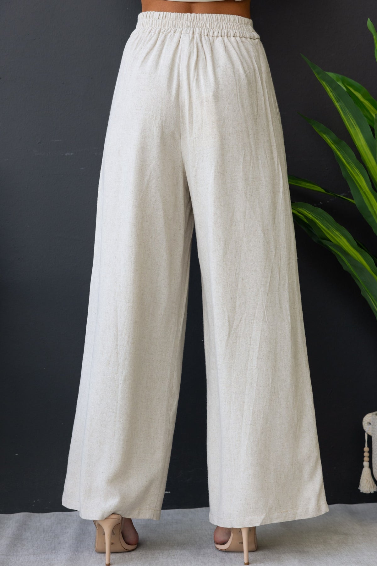 Bexley Pants featuring a mid-high waist, elastic back, pockets, and a stylish linen look, perfect for casual wear.