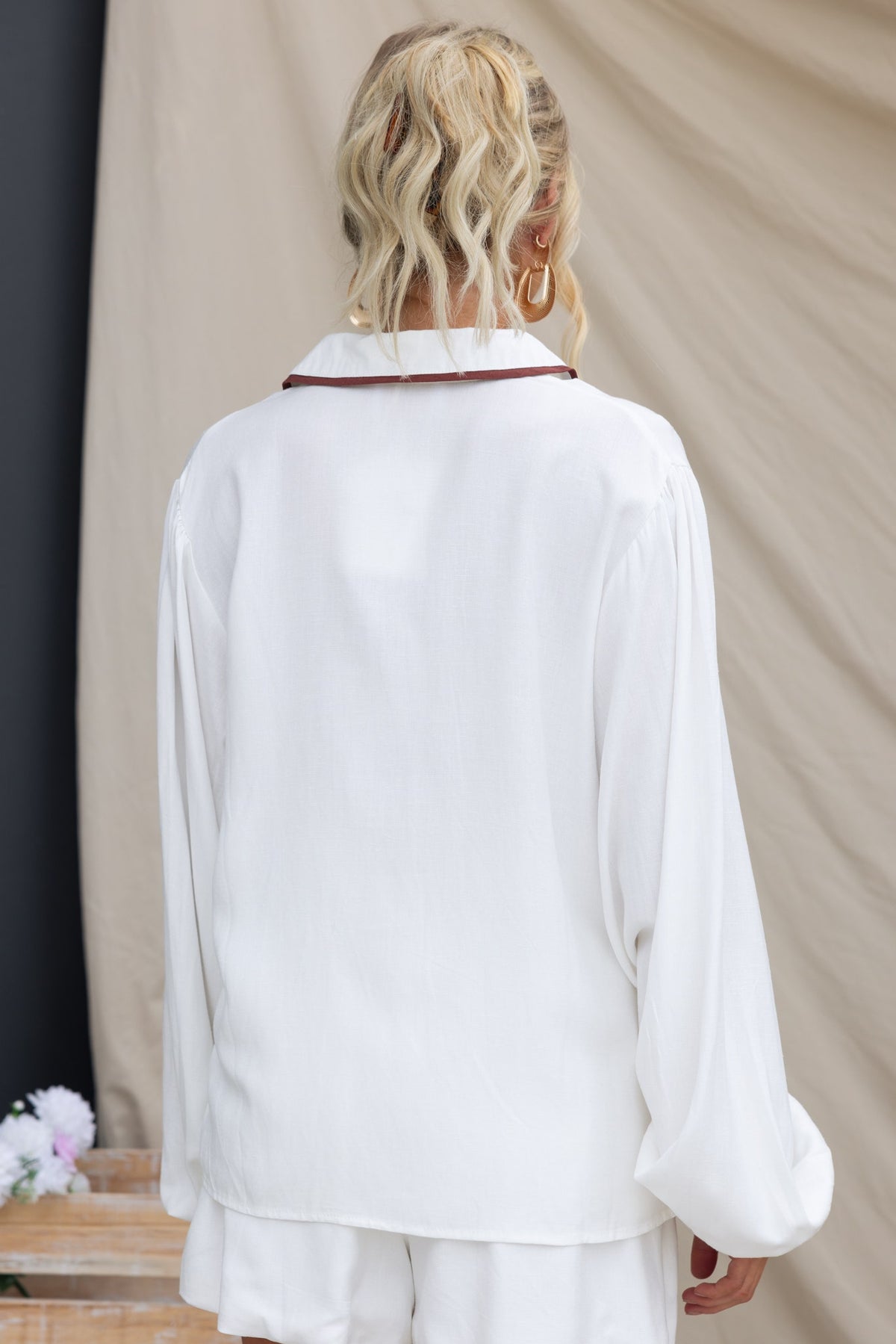 Back view of Ronnie Shirt, featuring a relaxed fit, long sleeves, and linen look in white.