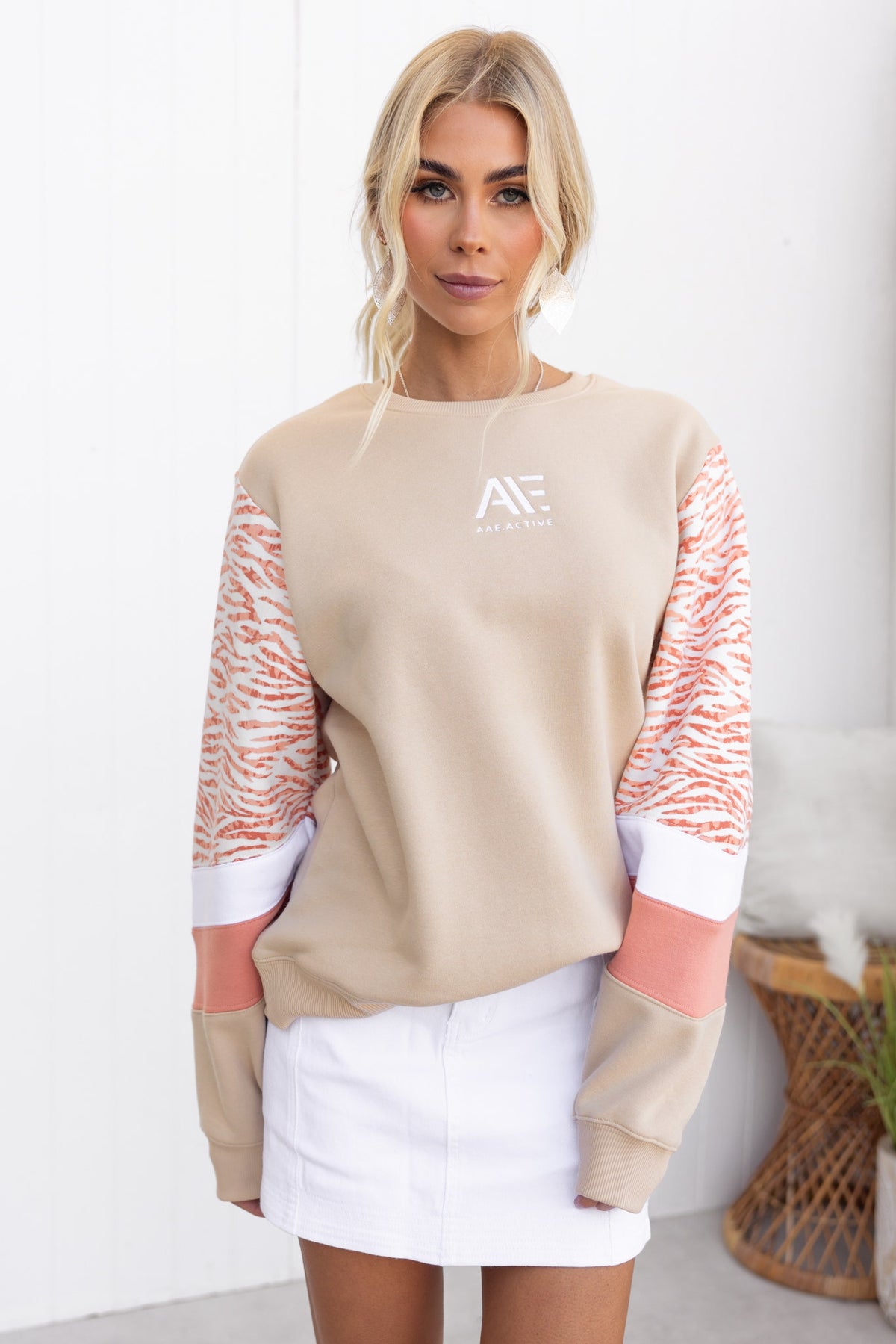 Elana Jumper with round neckline and panelled sleeves, featuring a relaxed fit and fleece lining.