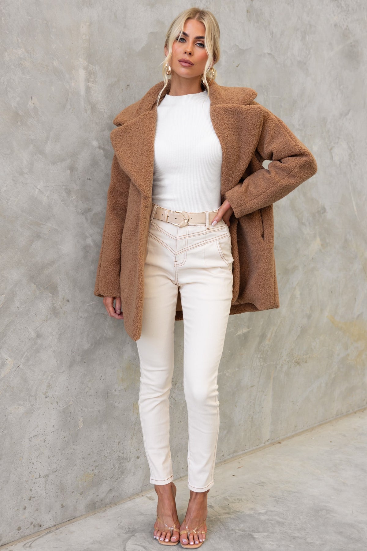 Model wearing a cozy Phala Coat in brown teddy material, paired with a white top and light jeans, showcasing a relaxed fit.