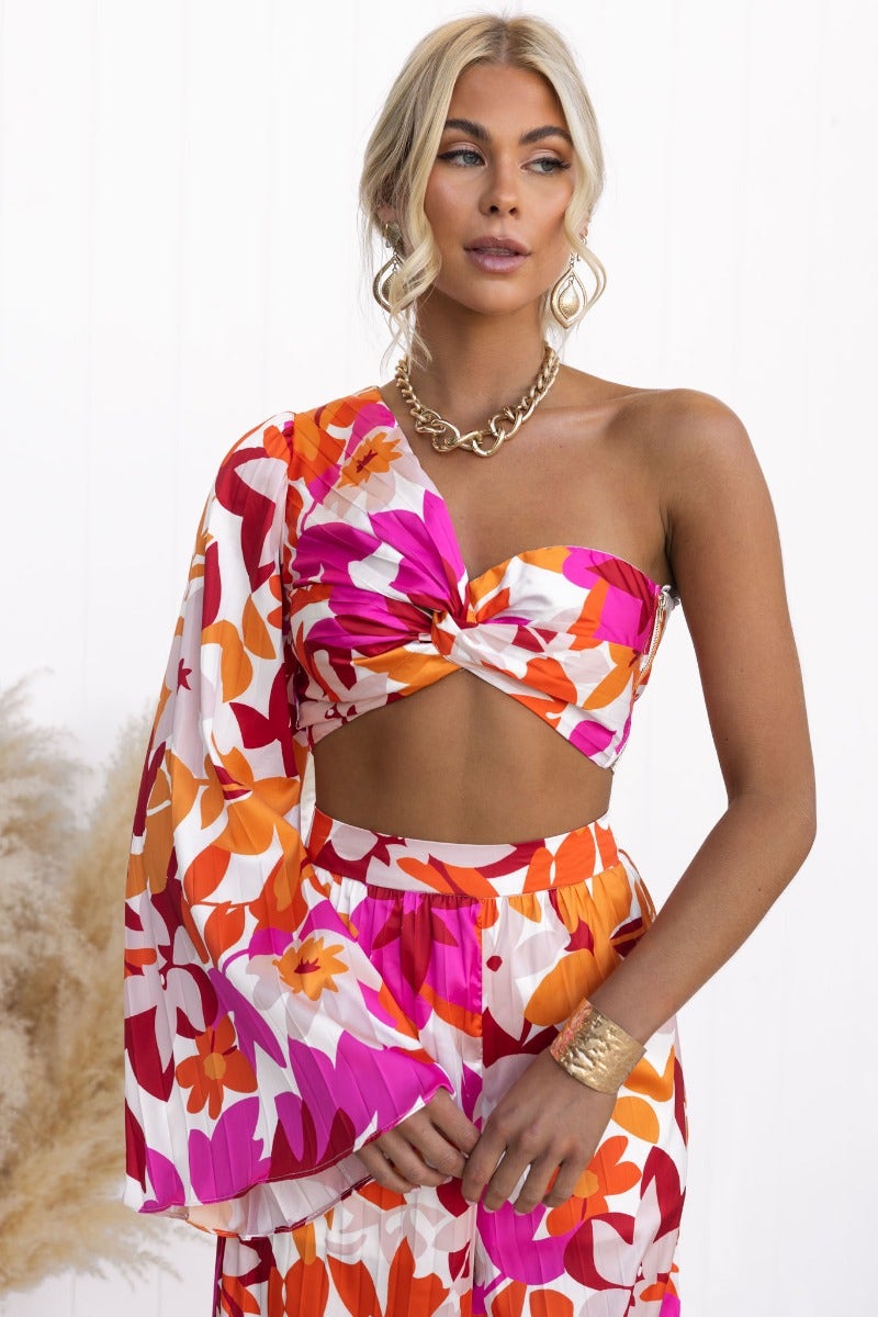 Kira Set: Floral one-shoulder top with twist detail and wide sleeve paired with matching pants, stylish summer outfit.
