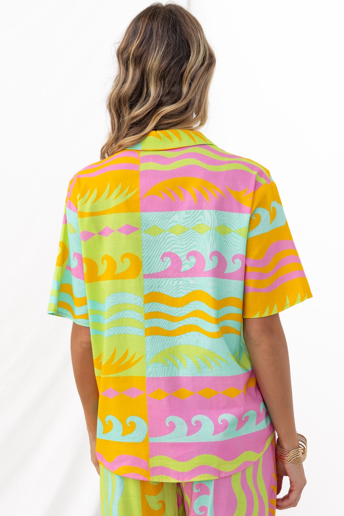 Colorful Verney Shirt featuring a playful wave pattern in pastel hues, showcasing a relaxed fit and stylish back view.