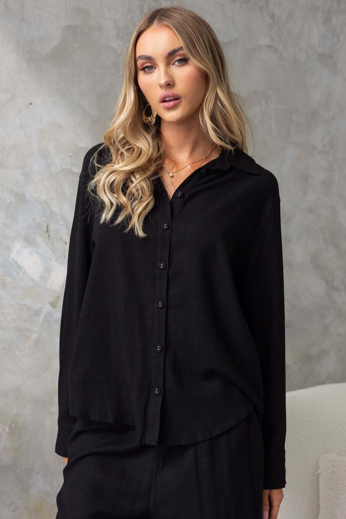 Umali Shirt in black, collar button-up style, linen look, perfect for summer wear.