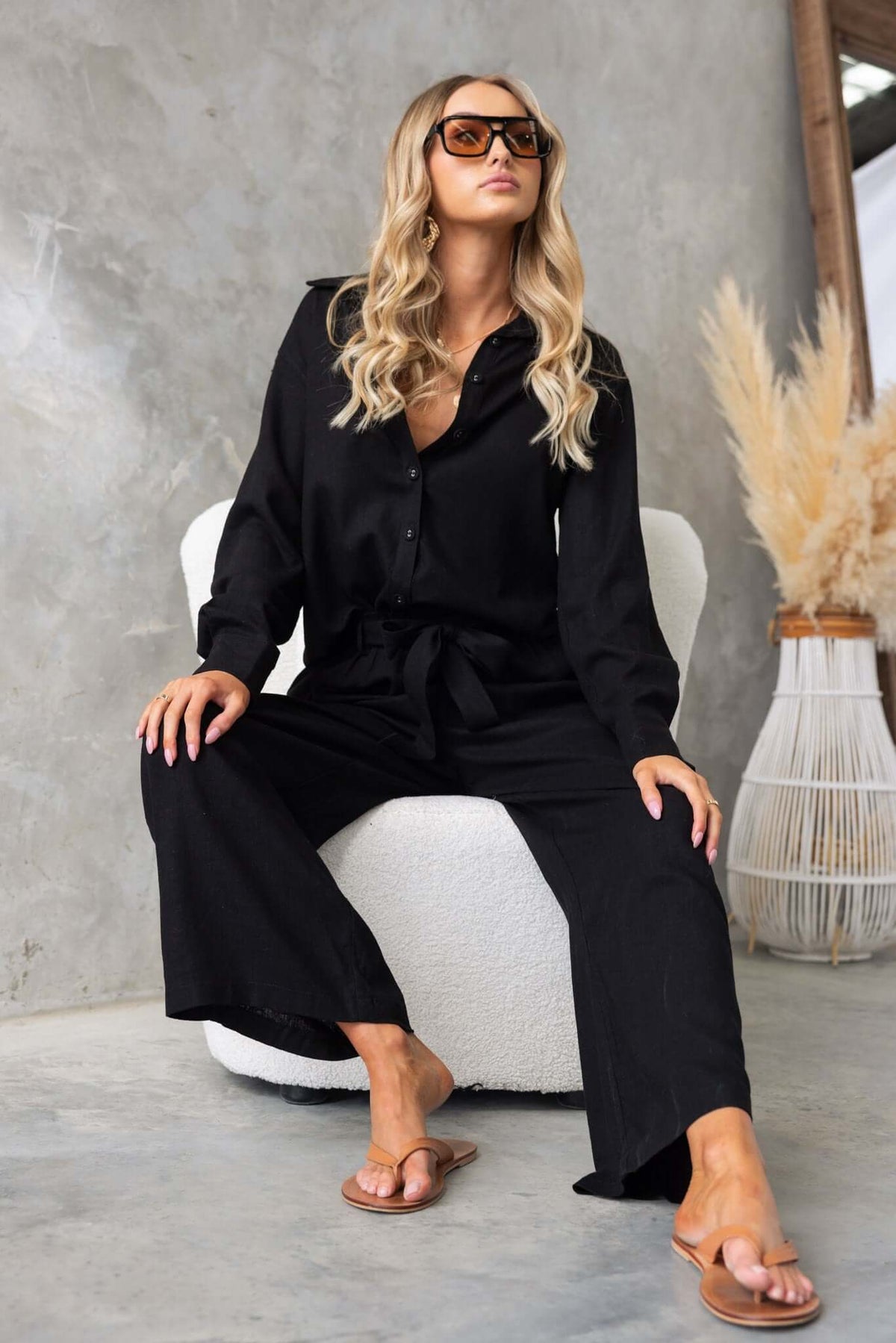Stylish woman wearing Umali Pants, featuring a mid-high waist, elastic waistband, and chic summer look.