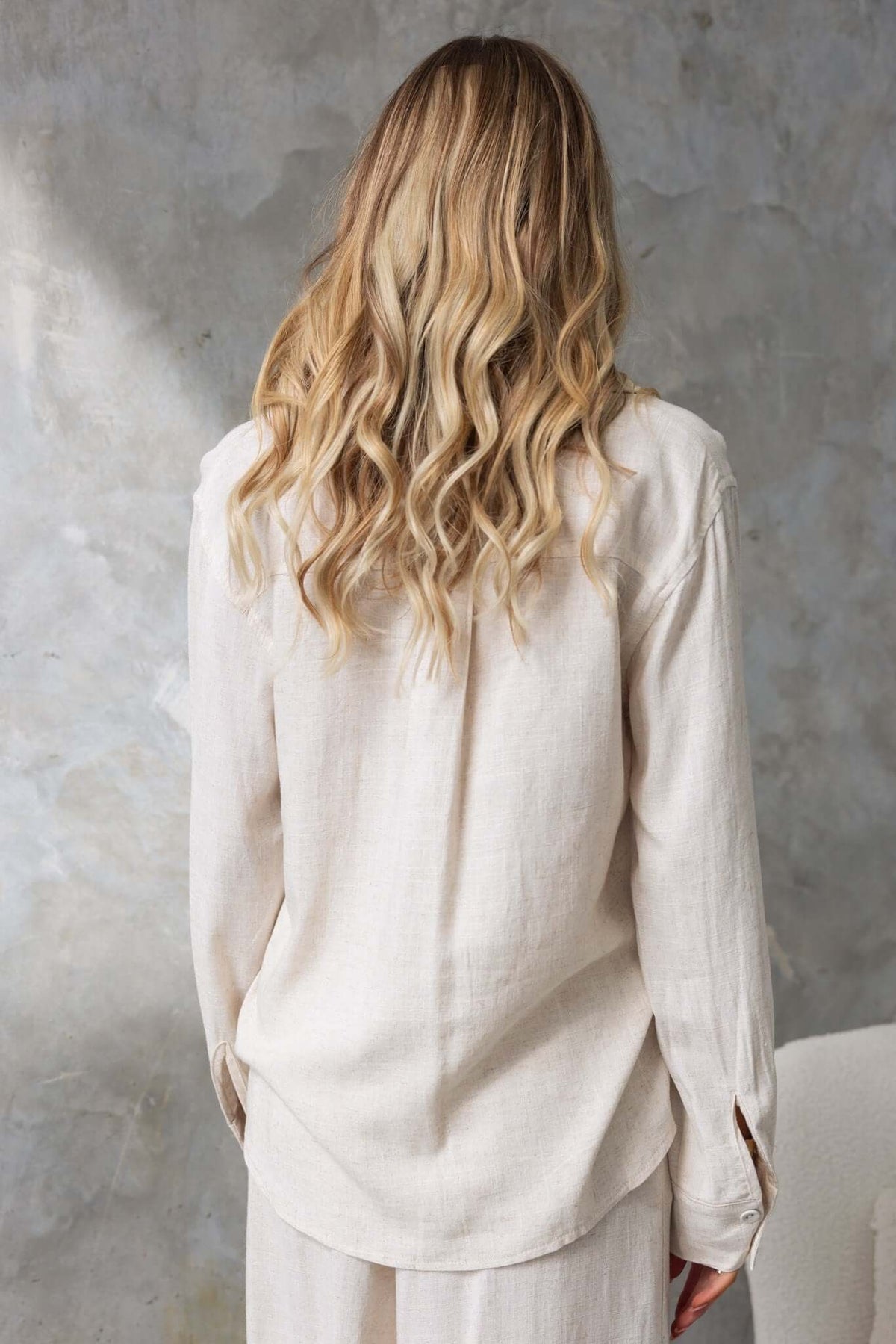 Back view of the Umali Shirt in linen with a relaxed fit, perfect for summer wear.