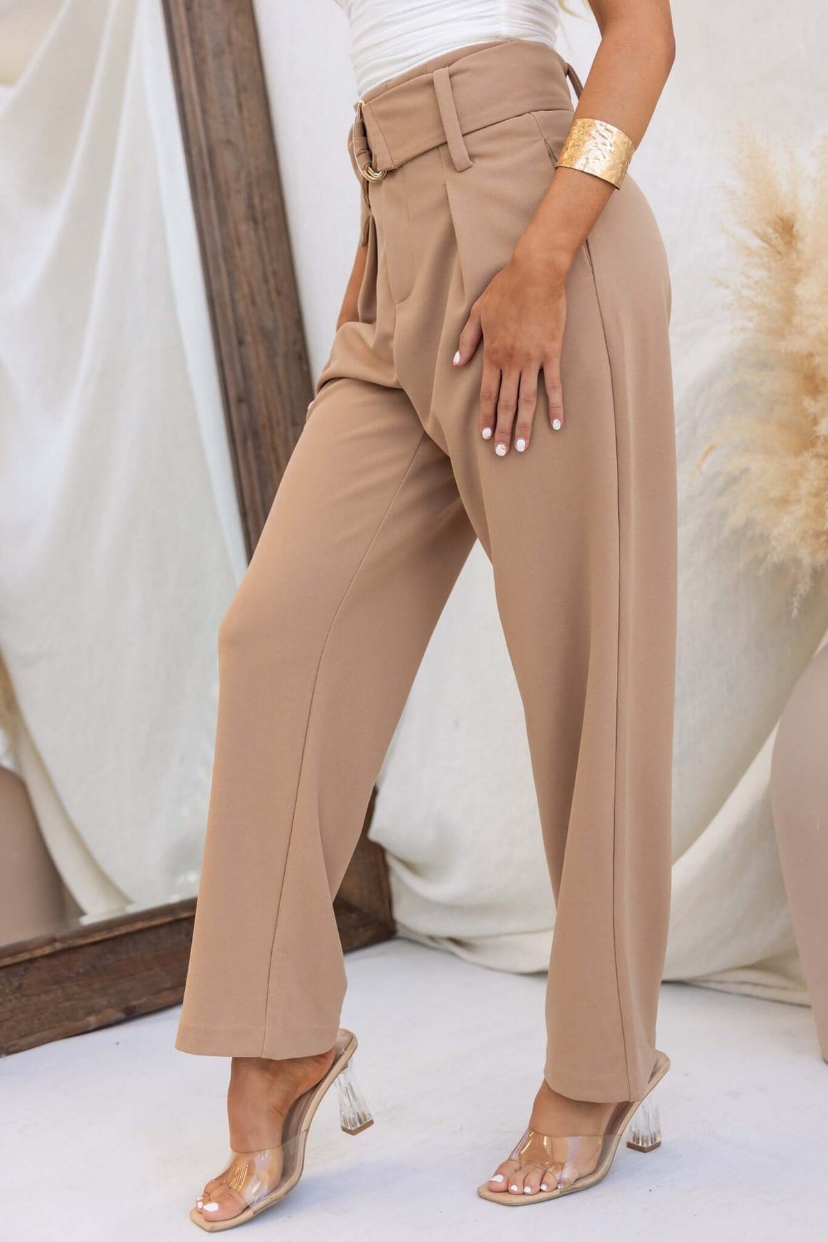 Huffington high waist pants with removable belt, stylish pockets, and zip closure in a chic beige color.