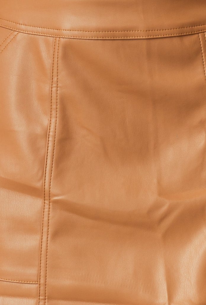 Close-up of Inoe Skirt in faux leather, featuring mid-high waist fit and visible stitching for a stylish look.
