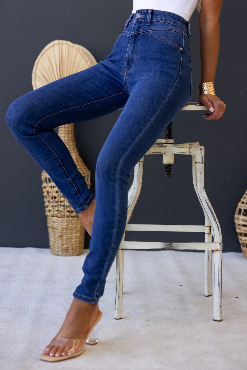 Freddy Jeans: mid-high waist denim jeans with front and back pockets, ideal for a stylish and comfortable look.