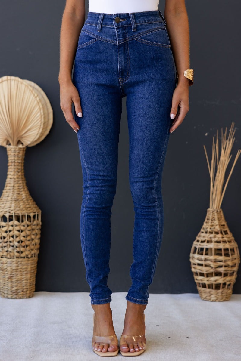 Freddy Jeans - Mid-high waist denim jeans with pockets, stretchy material, worn by model in size 6/XS.