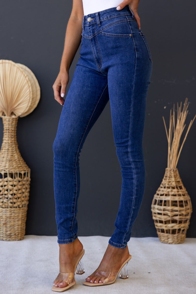 Freddy Jeans in dark blue denim with mid-high waist and front & back pockets, featuring a standard fit and stretch material.