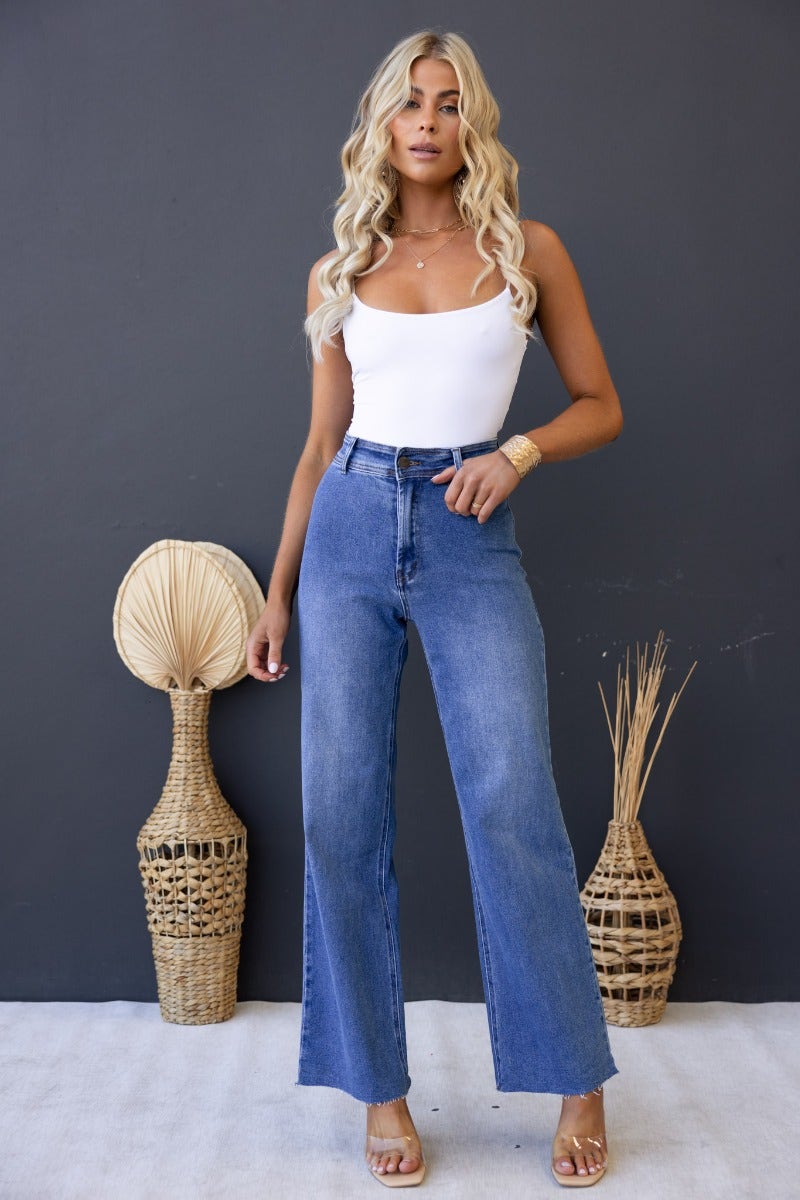 Model wearing Timberlake jeans with a mid-high waist and wide legs against a neutral backdrop, showcasing a casual style.