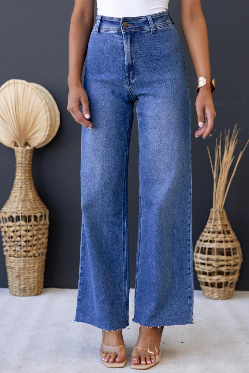 Timberlake Jeans in mid-high waist fit with wide legs, blue denim, featuring pockets and stretch material, ideal for casual wear.
