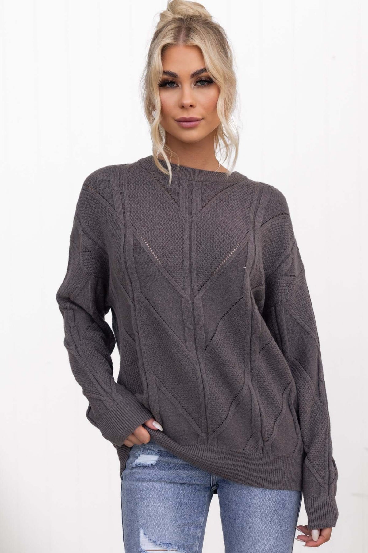 Becker Jumper in gray cable knit style, featuring a round neckline and slightly relaxed fit, perfect for casual wear.