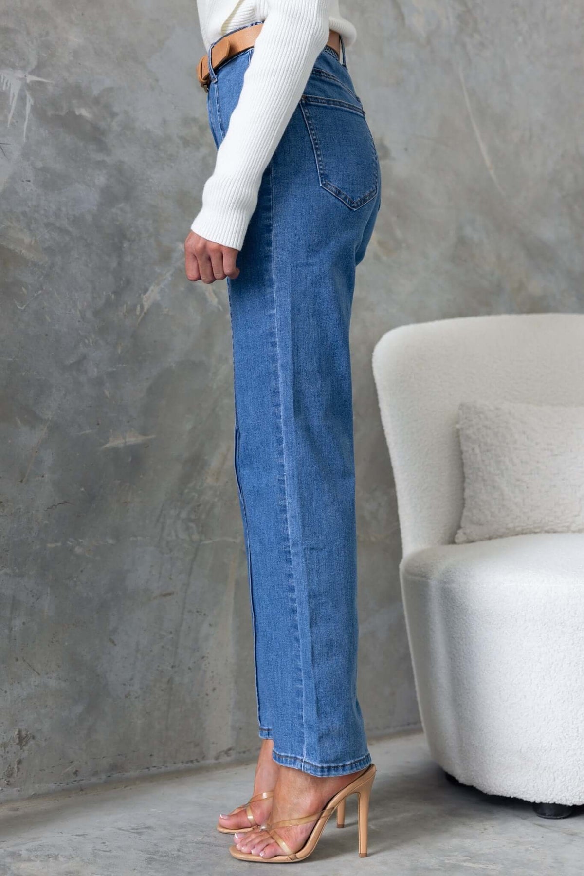 Side view of Daffy Jeans in a mid-high waist fit, featuring wide legs and a soft denim material.
