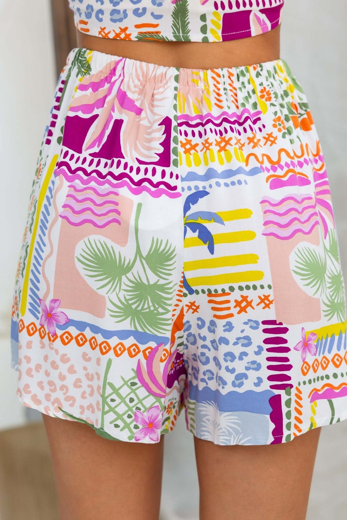 Colorful mid-high waist shorts with elastic waistband and floral patterns, part of the Junia Set.