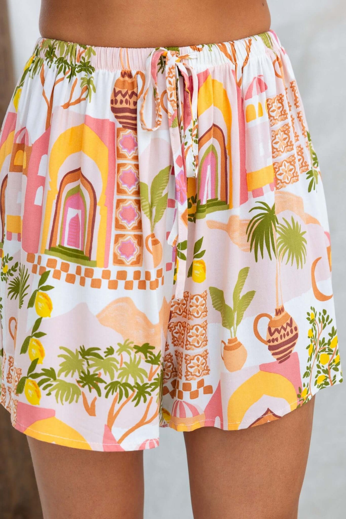 Junia Set non-stretch shorts with colorful print, mid-high waist fit, and elastic waistband with drawstring.