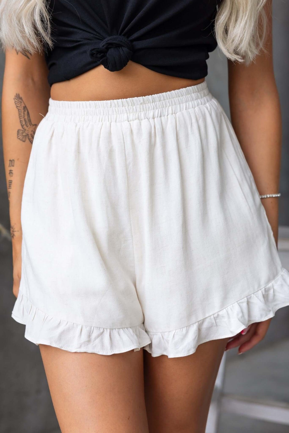 Mayok Shorts featuring a mid-high waist, elastic waistband, and pockets. Stylish and comfortable casual wear.