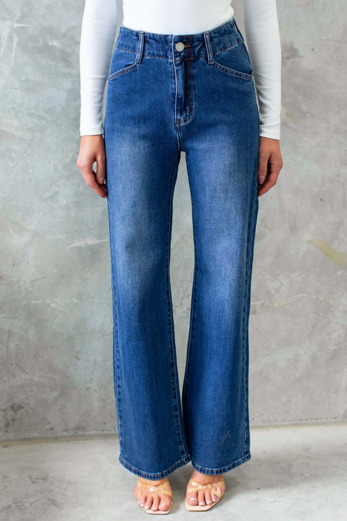 Wallen Jeans featuring mid-high waist, wide legs, and front & back pockets in a stylish denim design.