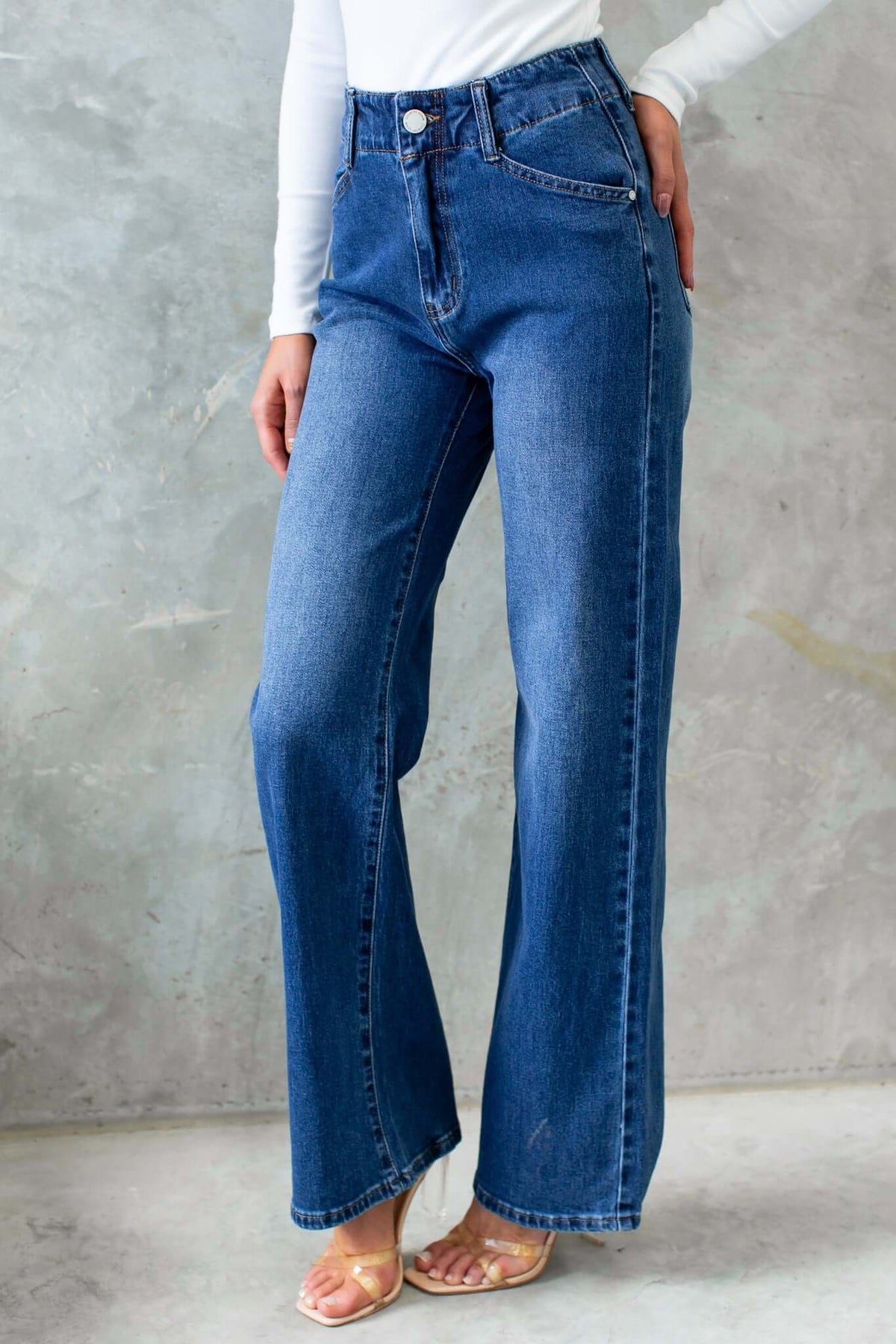 Wallen Jeans featuring a mid-high waist, wide legs, front and back pockets, made of stretchy denim fabric.