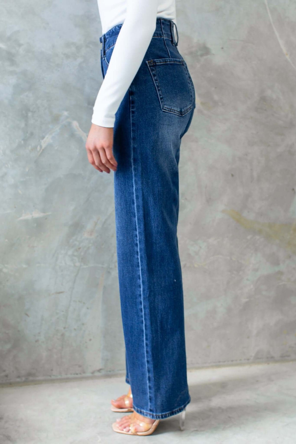Model wearing Wallen Jeans, mid-high waist, wide-leg denim fit with front and back pockets.