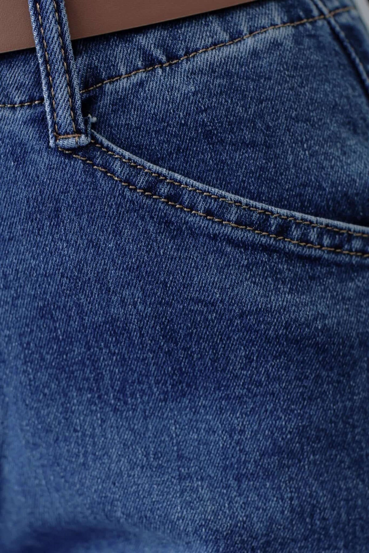 Close-up of Wallen Jeans showing pocket detail and denim texture, featuring mid-high waist and wide leg fit.