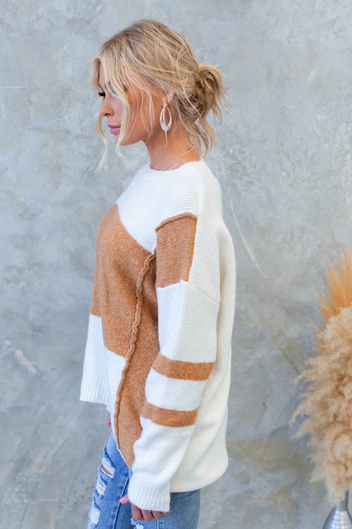 Wezen jumper featuring round neckline, knit material, and a relaxed fit in cream and caramel colors, model wearing size S/M.