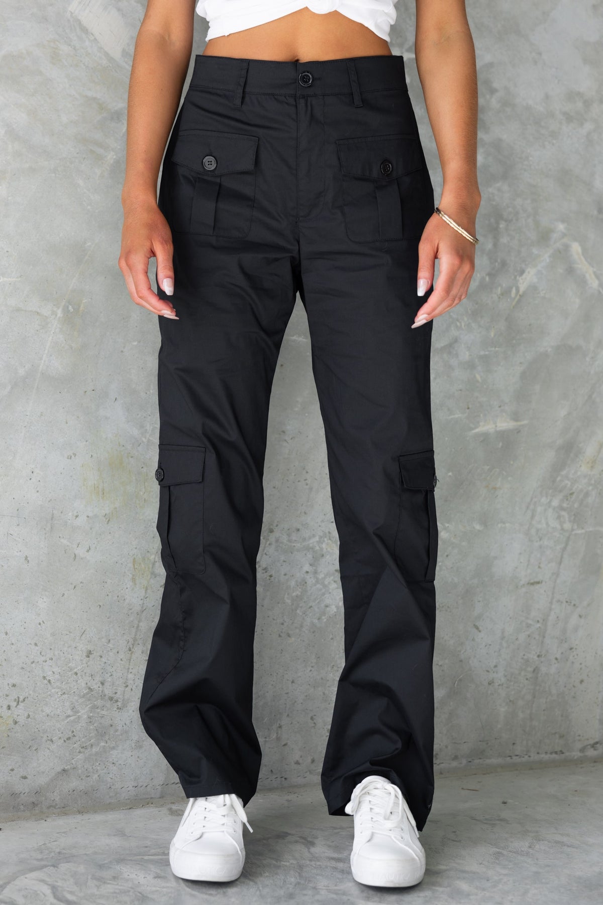 Stylish black cargo pants with mid-high waist, multiple pockets, and a standard fit, perfect for casual wear.