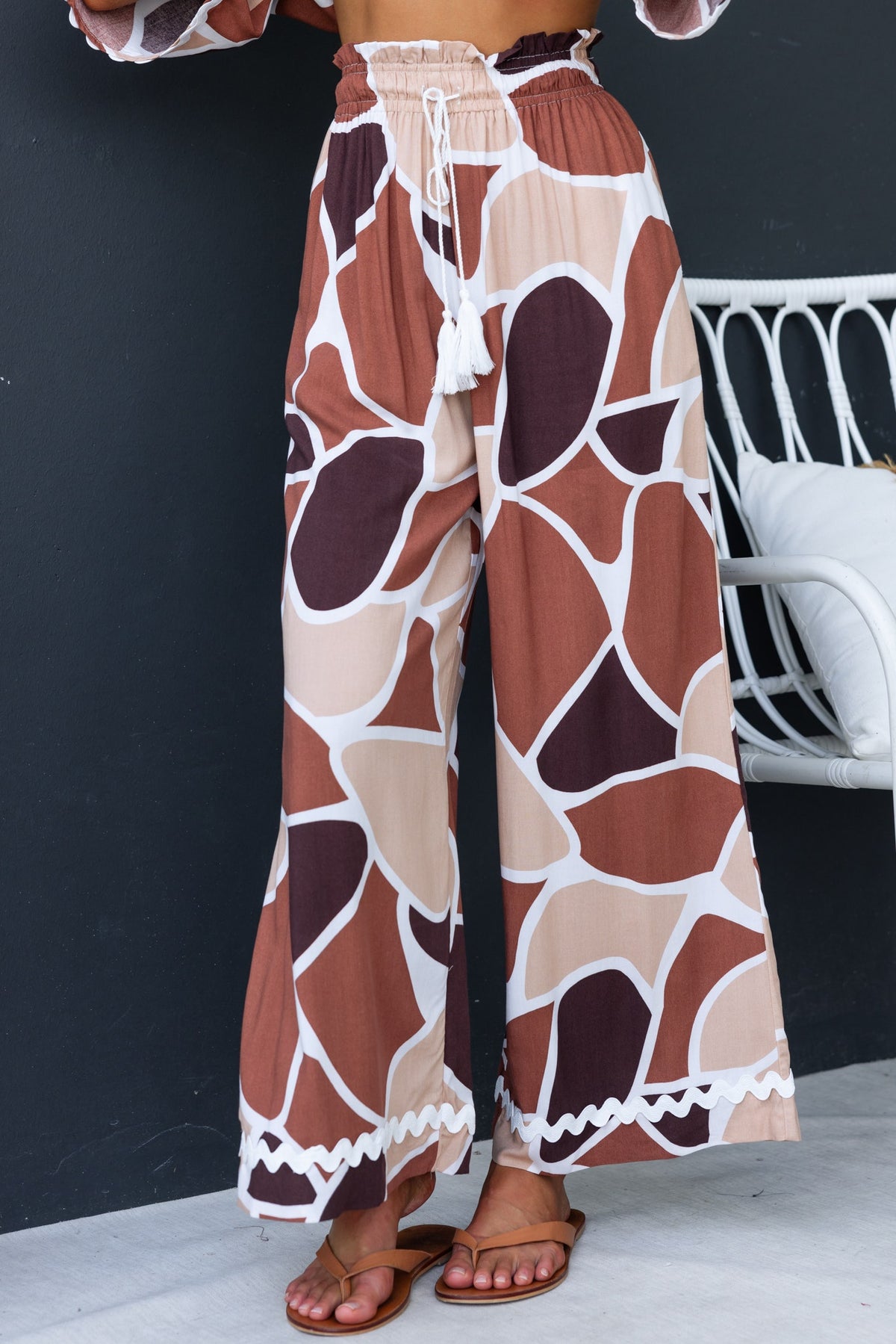 Stylish Maito Pants featuring a mid-high waist, elastic drawstring, and colorful abstract pattern. Ideal for comfortable wear.