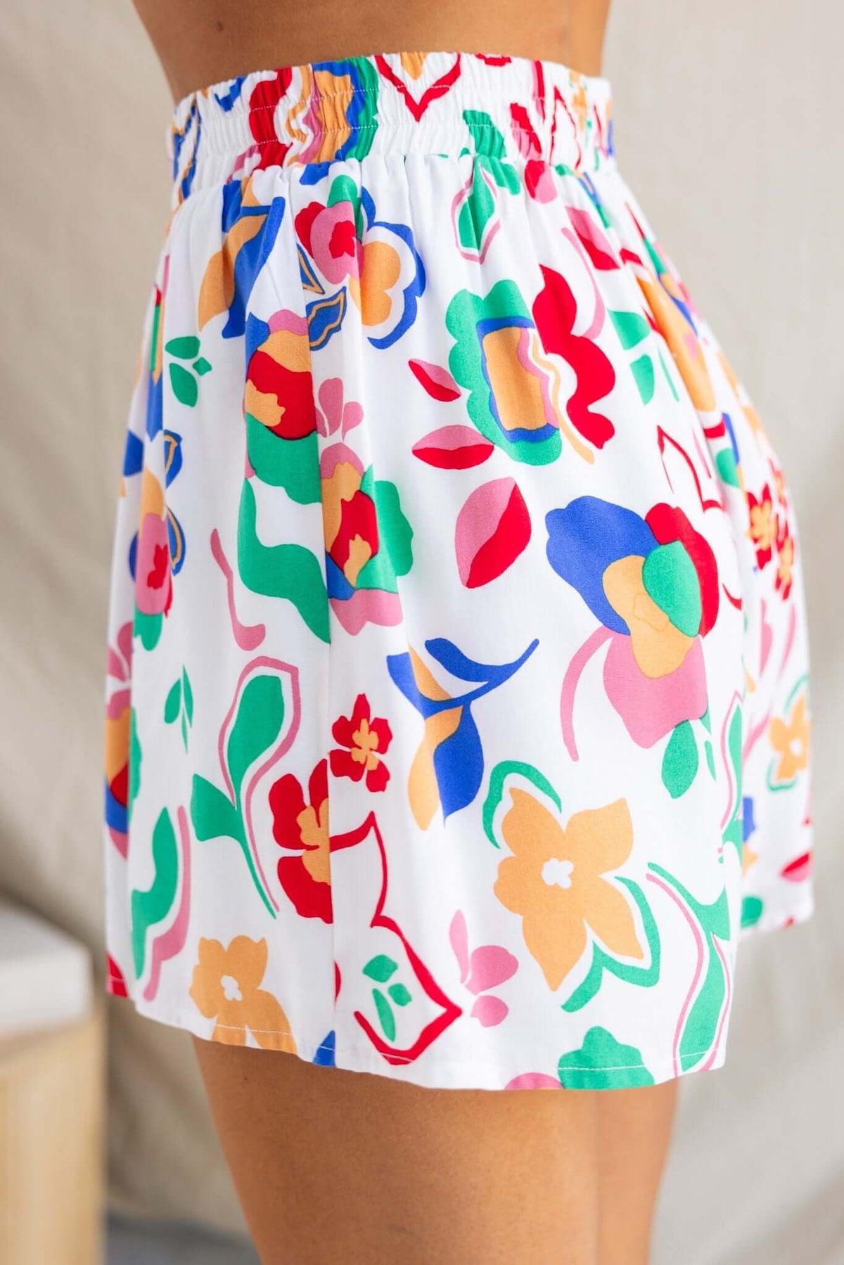 Colorful Bonito Shorts featuring a mid-high waist and elastic waistband, perfect for a light and stylish summer look.
