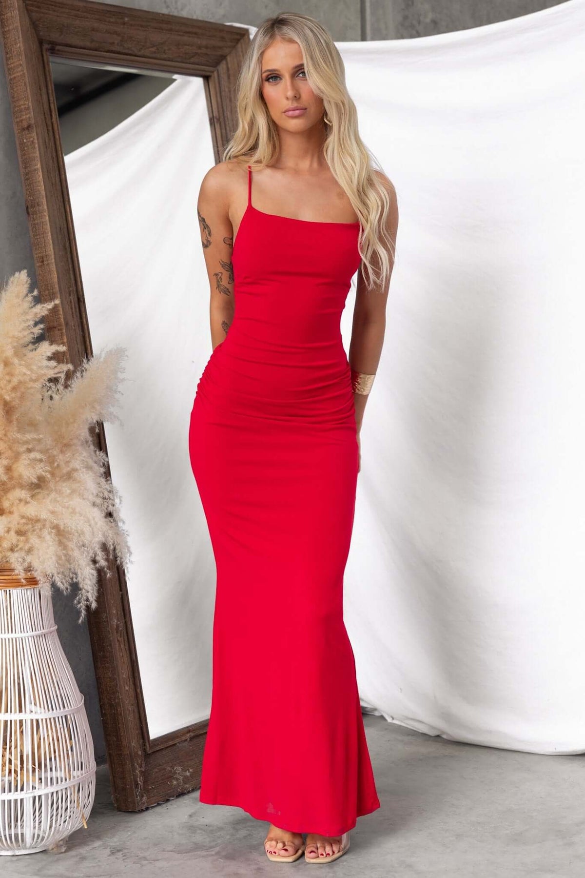 Elegant red Perris maxi dress with adjustable straps and a fitted silhouette, perfect for any occasion.