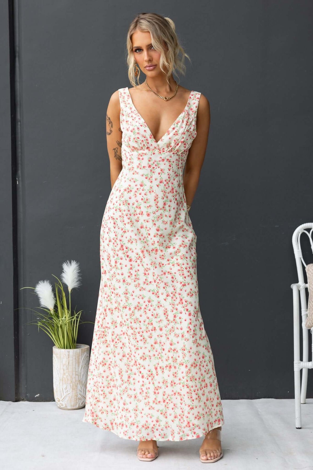 Joliet maxi dress featuring a floral print, V-neckline, and elegant silhouette, perfect for summer occasions.