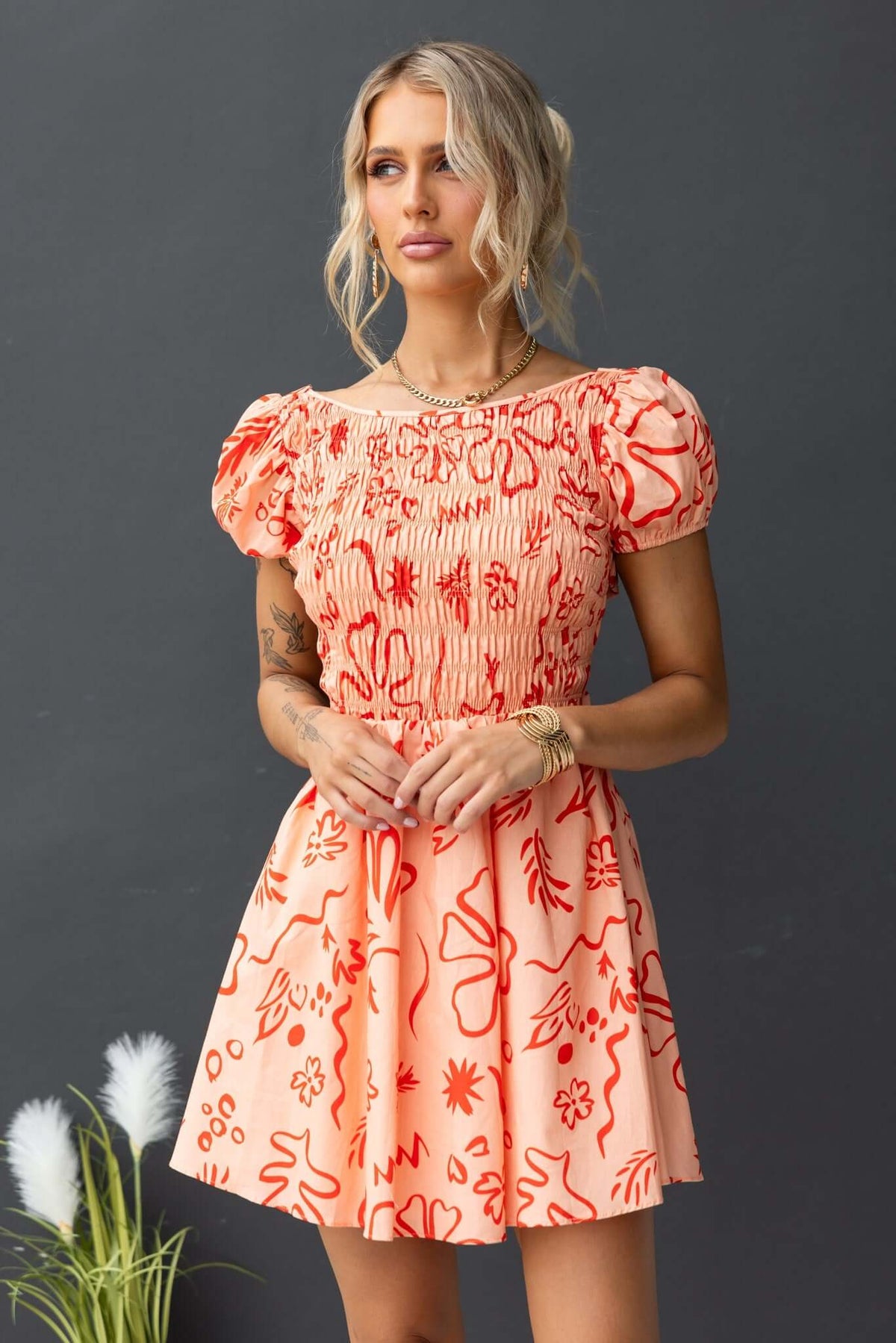Missie Dress with elastic bodice, puff sleeves, and floral print, perfect for summer styling.